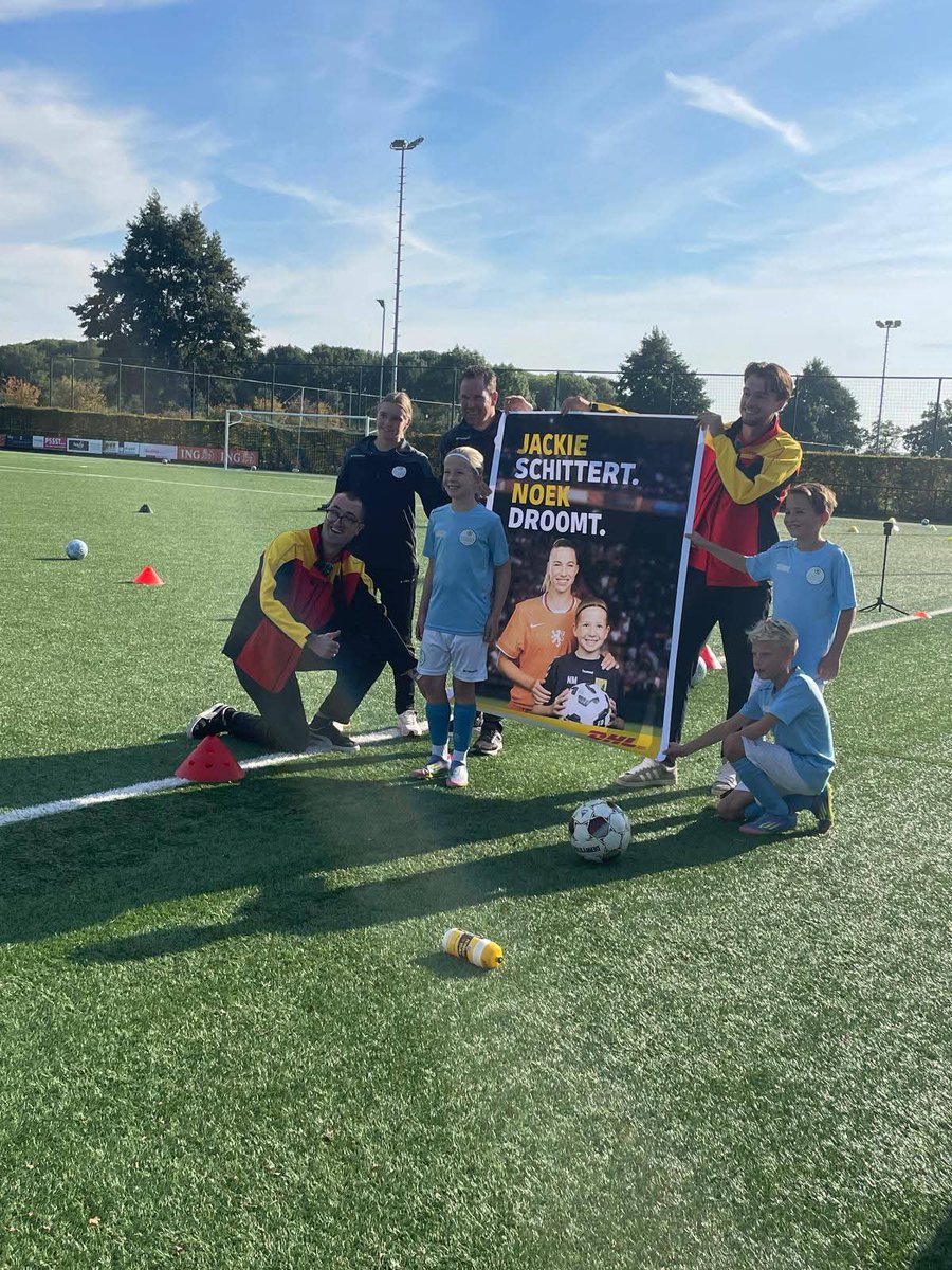 📣 Surprise voor Noek! 😍⚽️ 

Tijdens de training van vandaag kreeg onze eigen Noek Mathot een mega verrassing van DHL 

👉 Een gigantische poster van haar samen met Jackie Groenen! 🧡 Wat een aandenken aan die supertoffe campagne om meidenvoetbal een boost te geven. 🚀✨