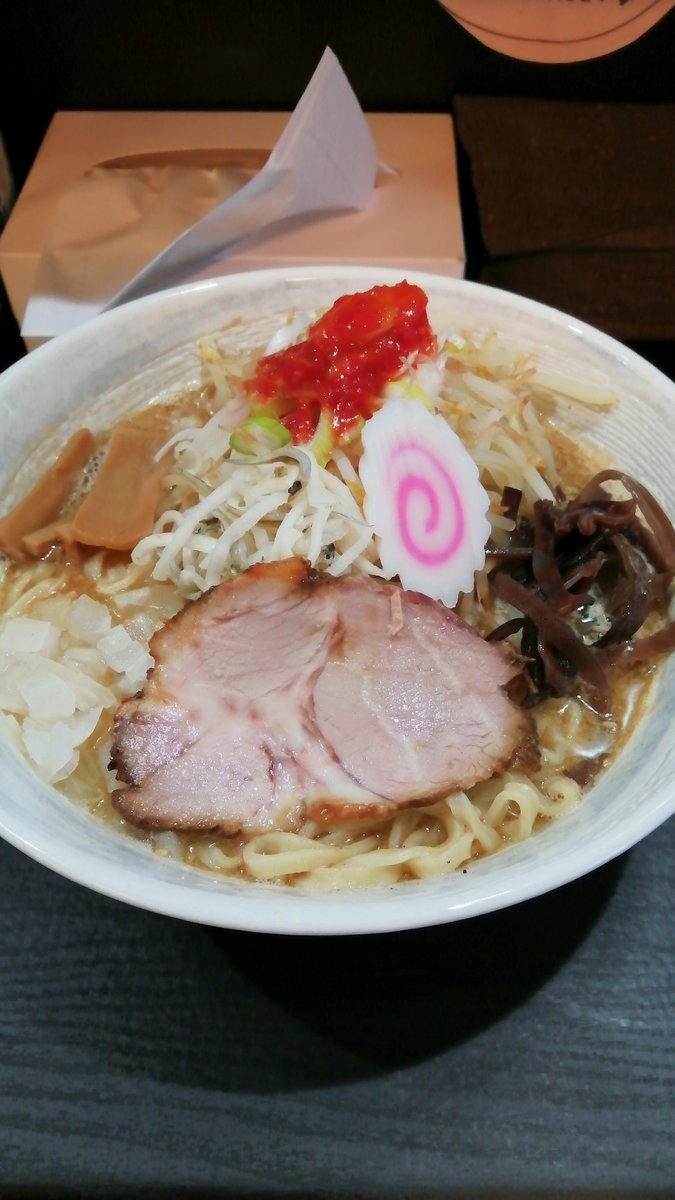 tsukimori14's tweet photo. ご近所の麺屋エイトで限定の濃厚煮干し味噌ラーメン(1300円)を食べてきた。味噌と煮干し粉とほんのりの辛味、濃厚というより秋らしいさわやかな味わいでした。加水率高めのビロビロ麺も良き。卓上の煮干し酢と自家製ラー油をたっぷり加えたらメチャウマ、思わずライスinしてしまうところだったあぶない https://t.co/YpQXscevKT