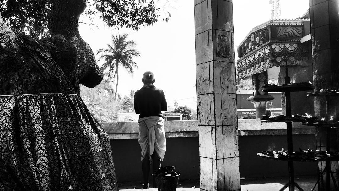 srvmshr's tweet image. Pictured: A Hindu priest in an unnamed temple in Puri, offering prayers to the deities.
Taken almost two decades ago on a @Nikon camera