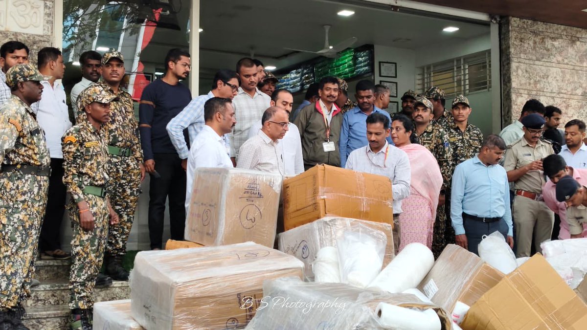 KareeGowda_IAS's tweet image. Say No to Single-Use Plastics! 🚫♻️

All shopkeepers, customers  and public are requested not to use single-use plastics (SUP). Our BSWML team has seized 60MT of SUP in last 20 days and collected fine of Rs.1.2 crores. #Saveearthforfuturegeneration🌍 #Avoidplastic #Cleanbengaluru