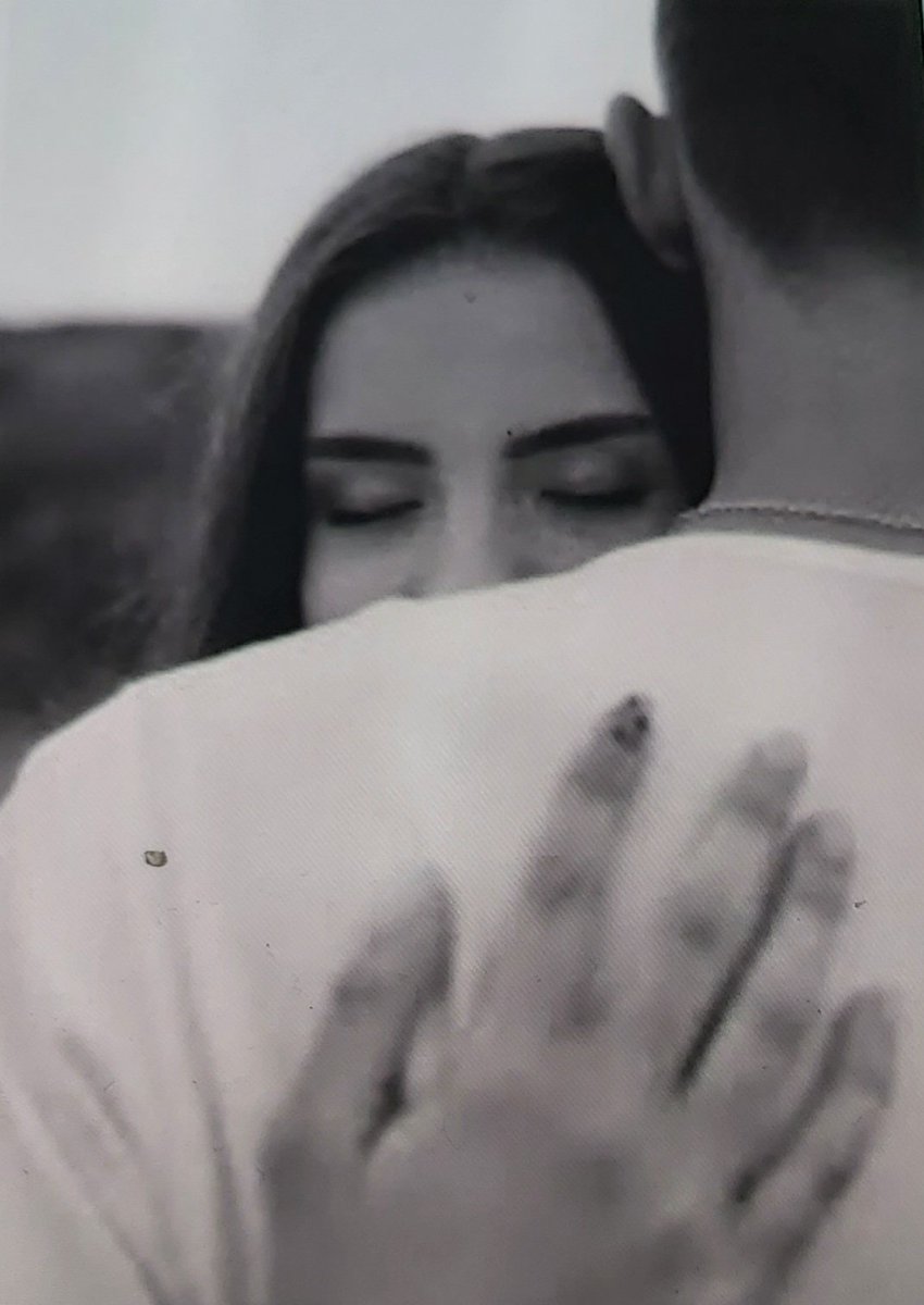 una abraçada,
una abraçada teva,
això és el que necessito,
sense temps 
i sense presa..

una abraçada 
on m'envoltes, on
no calguin les paraules,
perquè els teus braços 
m'ho diguin tot..

Bon divendres ❤️
