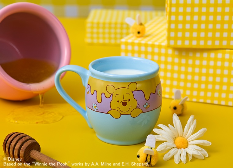 ohmycafe_info's tweet photo. 🍯「くまのプーさん」OH MY CAFE 💛

【メニューのご紹介】
＼ホットコーヒー、ホットティー、ホットミルク／

ホットコーヒーとホットティーはデカフェです☕️
オリジナルマグカップでご提供します✨

※マグカップは追加料金でご購入いただけます

https://t.co/21fRgUtbhY
#OHMYCAFE #くまのプーさん https://t.co/PPvntn9HQZ