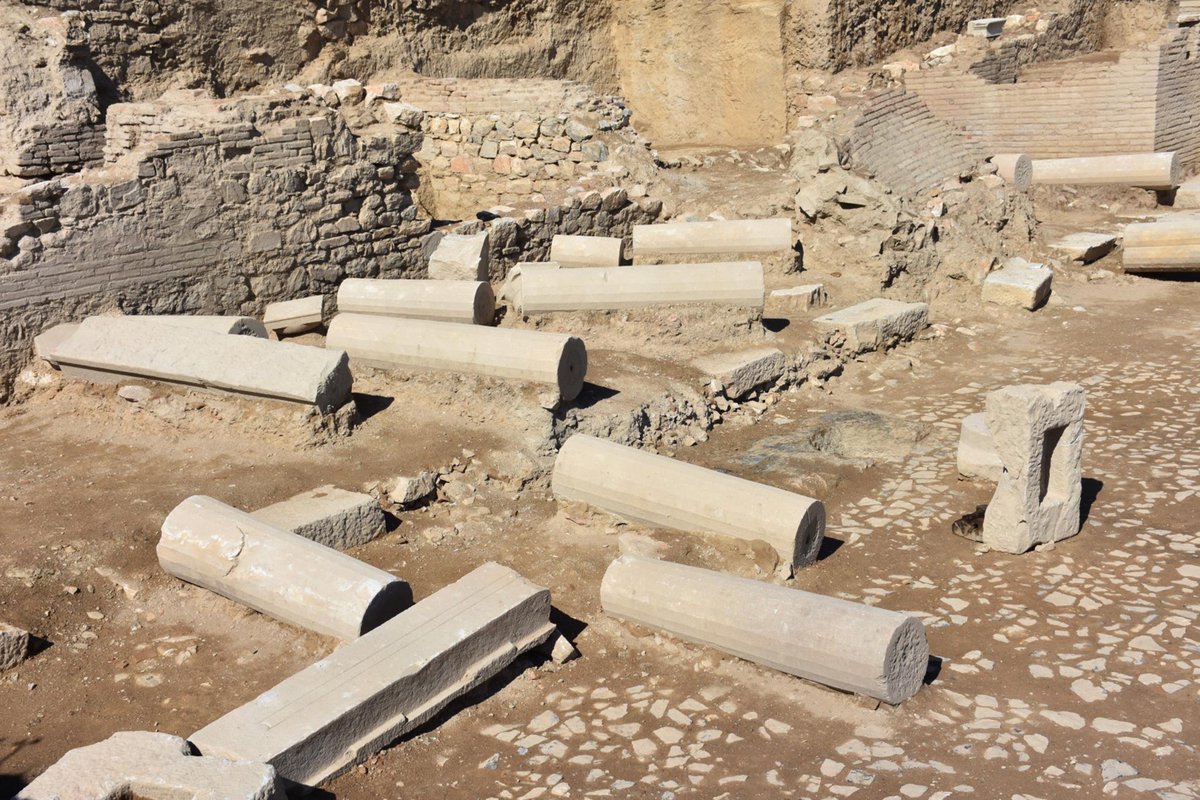 arkeolojihaber's tweet photo. 📍 İzmir'in Torbalı ilçesinde yer alan Metropolis Antik Kenti'ndeki kazılarda, Roma Dönemi'nde 1800 yıllık agora gün yüzüne çıkıyor.

Ege Üniversitesi'nden Kazı Başkan Yardımcısı Dr. Burak Arslan, "Metropolis'te bugüne kadar tespit ettiğimiz en önemli ticaret merkezi olabilir. Kentin güney yamaçlarında, Roma Dönemi genişleme sahasında planlanmış çok büyük bir kompleks. 1381 parsel olarak adlandırdığımız bu kesim yeni kazı alanlarımızdan biri. 2021 yılında bu parselde başladığımız kazılar tüm hızıyla sürüyor. Bu alan muhtemelen Roma İmparatorluk Dönemi'nde ticaret merkezi olarak kullanılan agora binasıydı. Daha önceki yıllarda yapılan kazılarda kuzey taraftaki mozaikli portikoyu (sütunlu galeriler) ortaya çıkarmıştık. Buradaki mozaik döşeme milattan sonra 2'nci yüzyıla tarihleniyor. Bu yıl ise batı taraftaki portikoyu ortaya çıkarıyoruz. İnsanlar, bu portikolar aracılığıyla arka bölümde yer alan dükkanlara erişebiliyordu. O dönem günlük işlerini ve ihtiyaçlarını halledebiliyorlardı. Agoradaki dükkanları ortaya çıkarmaya başladık. Güney yönde de bu dükkanları ortaya çıkarmaya devam edeceğimizi umuyoruz. Muhtemelen MS 5 veya 6'ncı yüzyıla kadar binanın agora işlevi aktif şekilde sürdürülmüş. Sütunlu portikolarda Dor düzeninin uygulandığı bir cephe mimarisi hakim. 1800 yıllık bir yapı olan agoranın muhtemelen bir depremle işlevini yitirmesi söz konusu. Yaptığımız arkeolojik kazılarda sütunların devrilme pozisyonu ve tahribatın boyutuna göre doğal afet izinin varlığını saptayabiliyoruz. Doğrudan portikonun iç bölümlerine doğru devrilmişler. Şu an için bunu bir depremle ilişkilendirmek olası gözüküyor. Bu alanda kazılara devam edeceğiz. Burası arkeolojik anlamda potansiyeli yüksek bir kazı sahası” dedi. Kaynak: AA (30.09.2025)