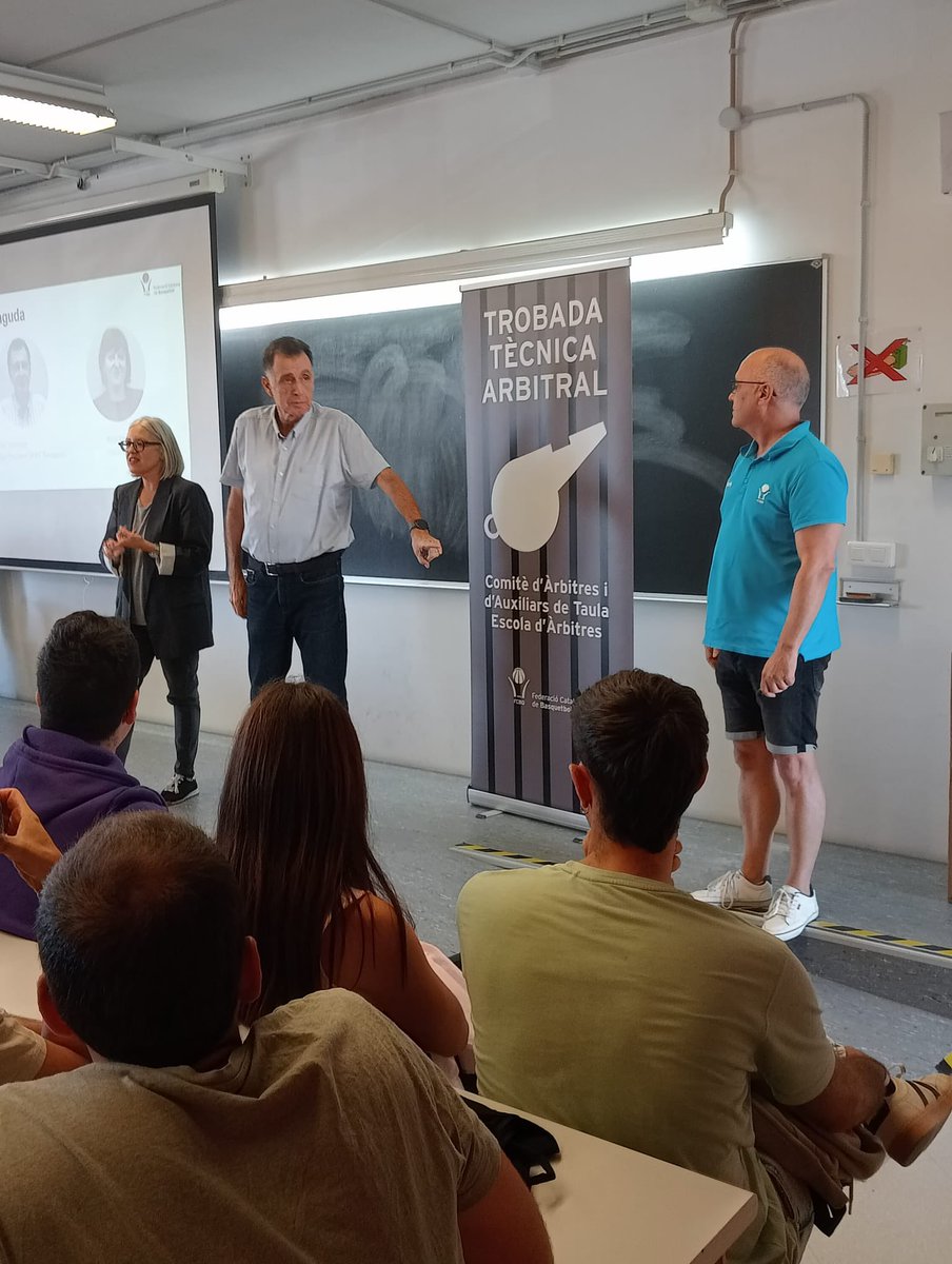 FCBQarbitres's tweet photo. Divendres 26 de setembre es va celebrar una altra de les Trobades d'Inici de Temporada presencial a Tarragona. Gairebé 130 àrbitres, auxiliars de taula i tècnics arbitrals han rebut part de la formació necessària per poder començar la temporada. https://t.co/0osgTn5EbM