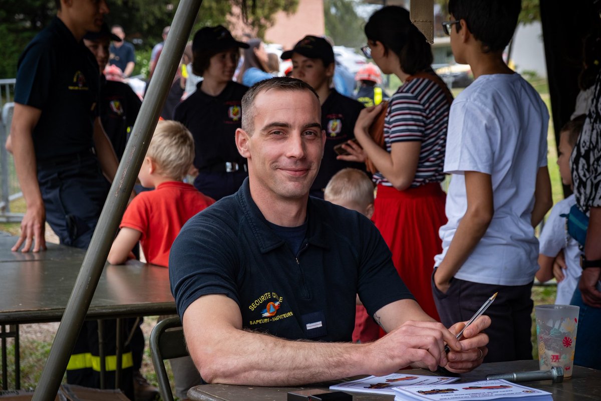 riisc_7's tweet image. [ Journée mondiale du sourire ]😁⛑️🪖

À l’occasion de la journée mondiale du sourire, les sapeurs-sauveteurs du 7e RIISC partagent leurs plus beaux sourires !