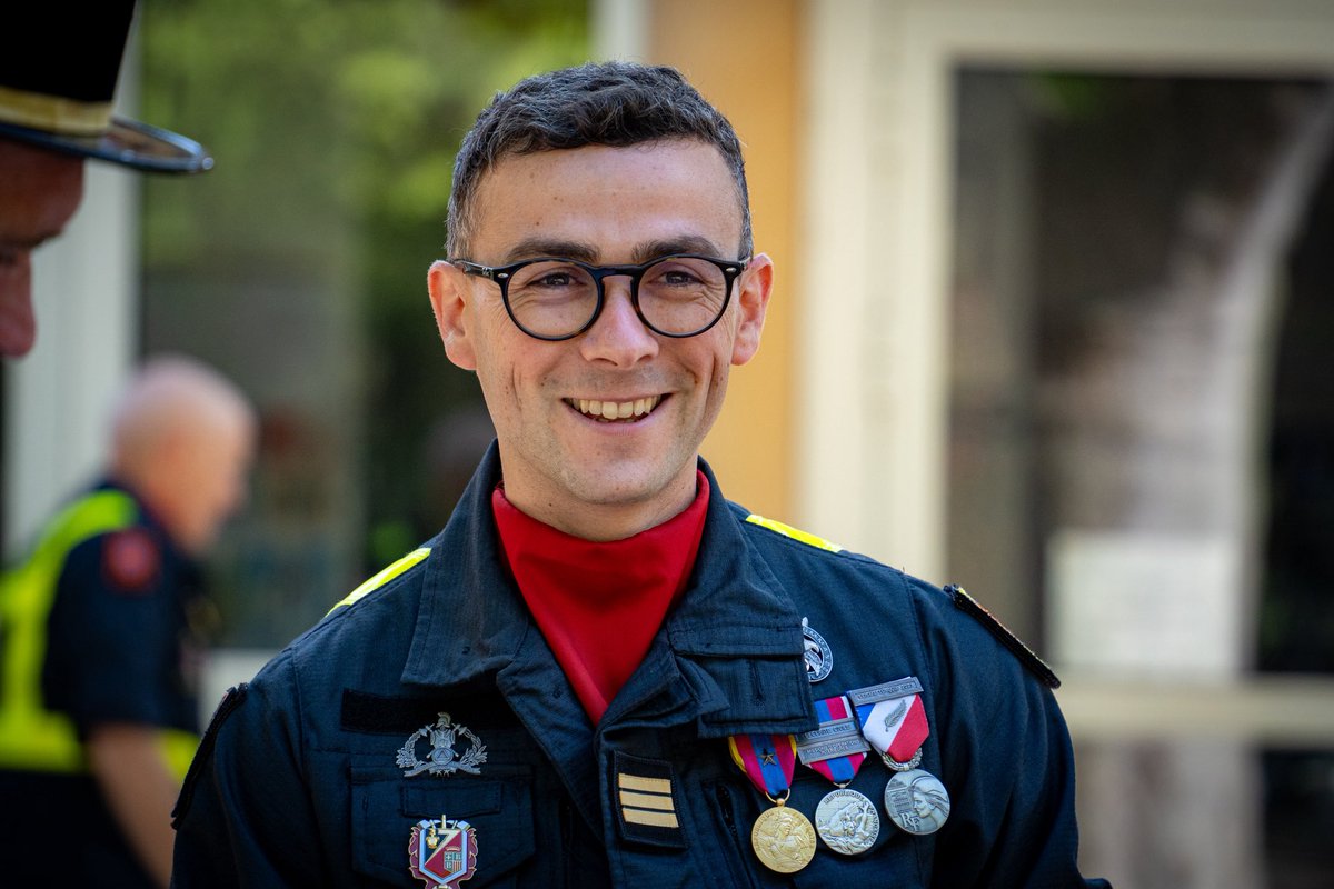 riisc_7's tweet image. [ Journée mondiale du sourire ]😁⛑️🪖

À l’occasion de la journée mondiale du sourire, les sapeurs-sauveteurs du 7e RIISC partagent leurs plus beaux sourires !