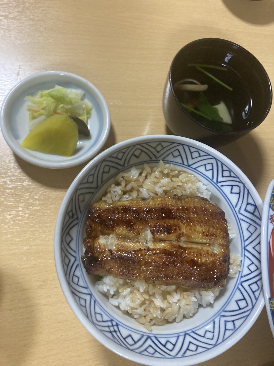 青森市の高級なうなぎ屋さん。
川よし
このお店で驚いたことがあったんです。
なんと、お客さんが、私たち以外は中国と韓国の人ばかりでした。
中国や韓国の人がご飯を食べるのを日本人がお世話するこれが現実なんでしょう。