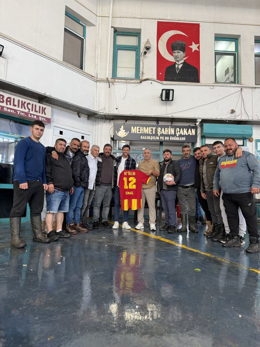 sahingroup's tweet image. ⚽️ Göztepe’nin deneyimli oyuncusu İsmail Köybaşı, balıkçılık sektörünün önde gelen isimlerinden Mehmet Şahin Çakan’ı ziyaret etti.
#İsmailKöybaşı #Göztepe #MehmetŞahinÇakan #ŞahinBalıkçılık #Ziyaret #Futbol #Balıkçılık #İzmir #TürkFutbolu #SürdürülebilirBalıkçılık #BaşarıHikayesi