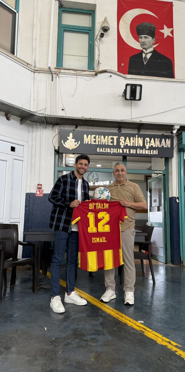 sahingroup's tweet image. ⚽️ Göztepe’nin deneyimli oyuncusu İsmail Köybaşı, balıkçılık sektörünün önde gelen isimlerinden Mehmet Şahin Çakan’ı ziyaret etti.
#İsmailKöybaşı #Göztepe #MehmetŞahinÇakan #ŞahinBalıkçılık #Ziyaret #Futbol #Balıkçılık #İzmir #TürkFutbolu #SürdürülebilirBalıkçılık #BaşarıHikayesi