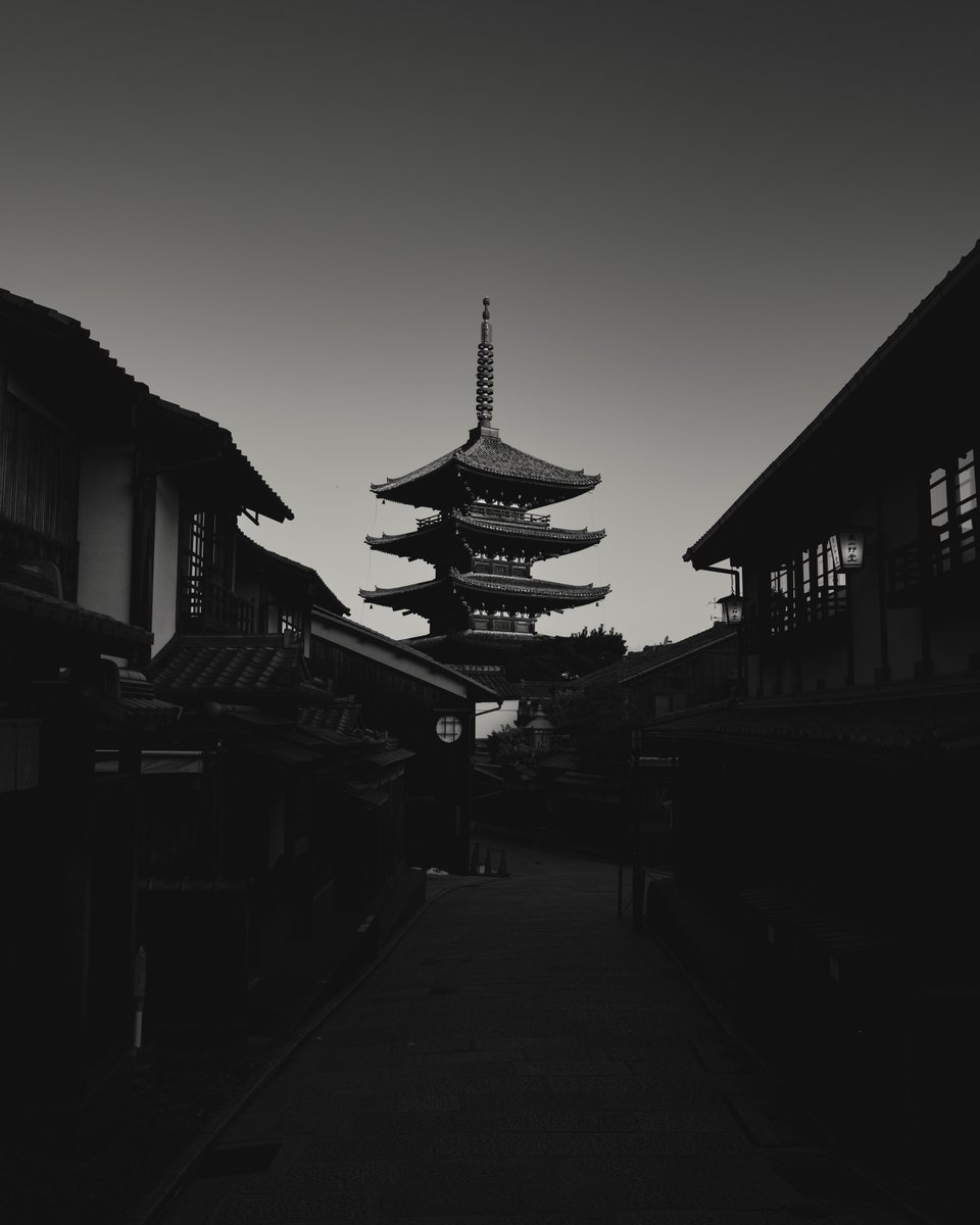 DylanCalluy's tweet image. Monochrome preset available | Built for both Lightroom Mobile and Desktop

Available through link below!