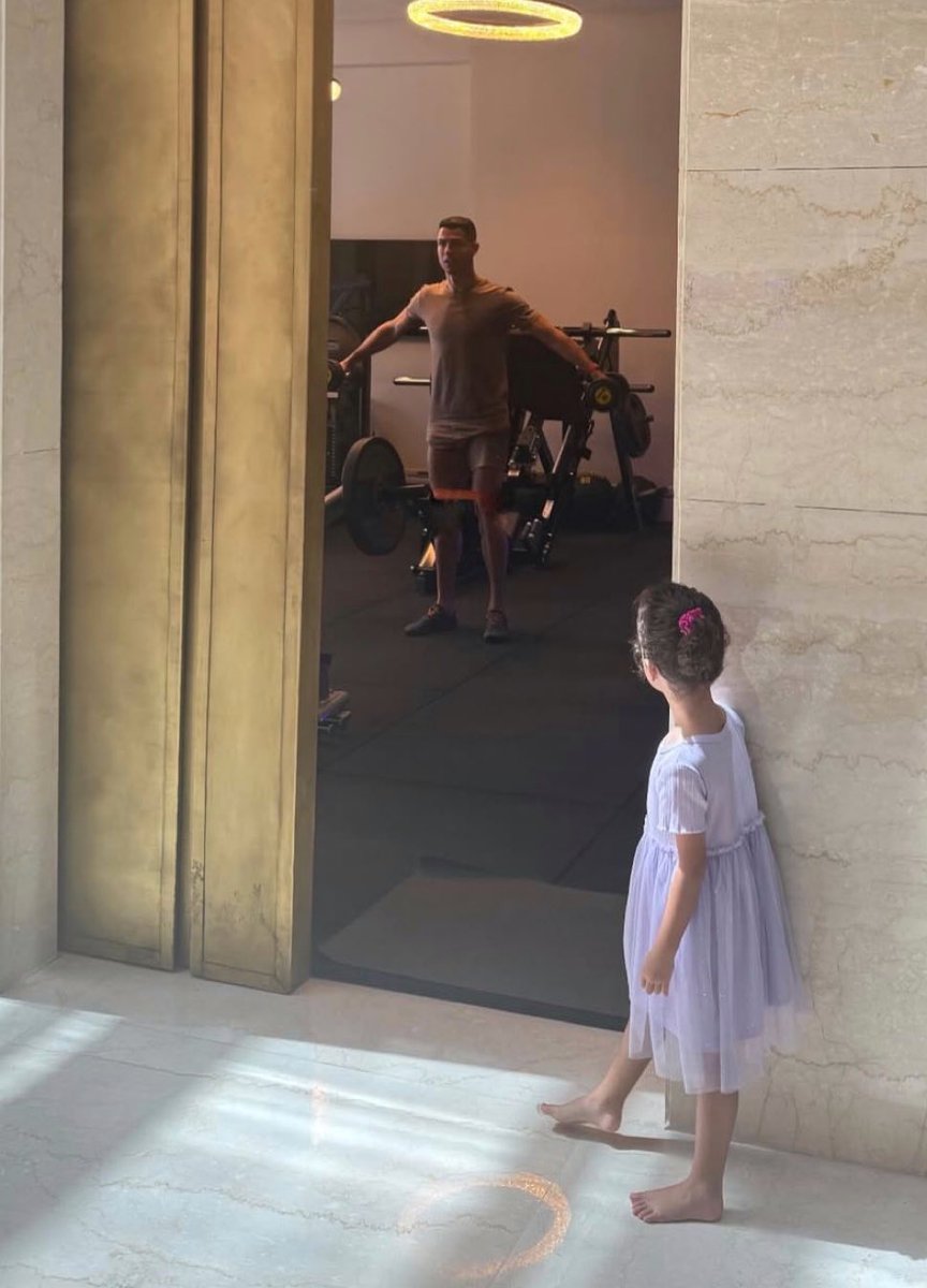 “Ronaldo is 40 he need rest”

Mean while Ronaldo in home: 😭
