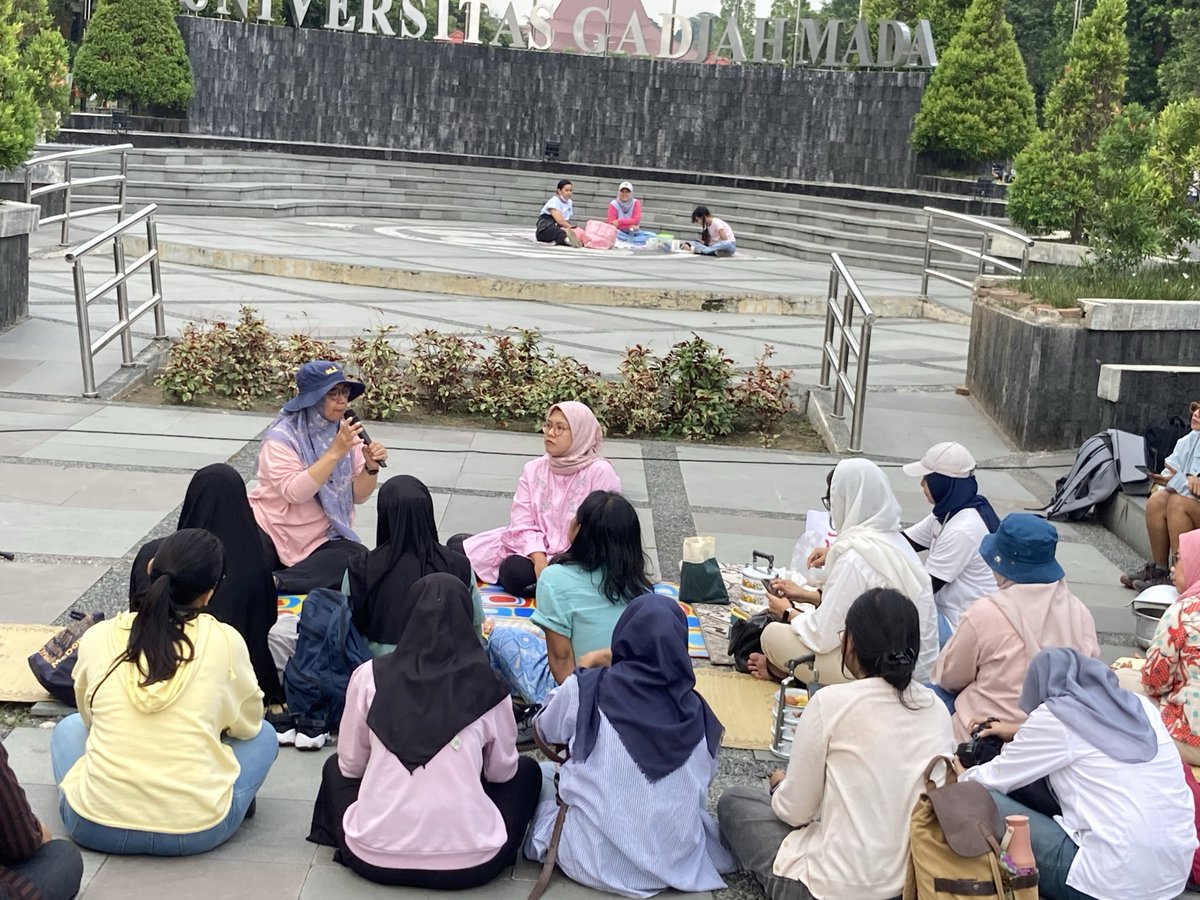 Lagi-lagi, emak-emak memprotes MBG yang sentralistik dan militeristik.