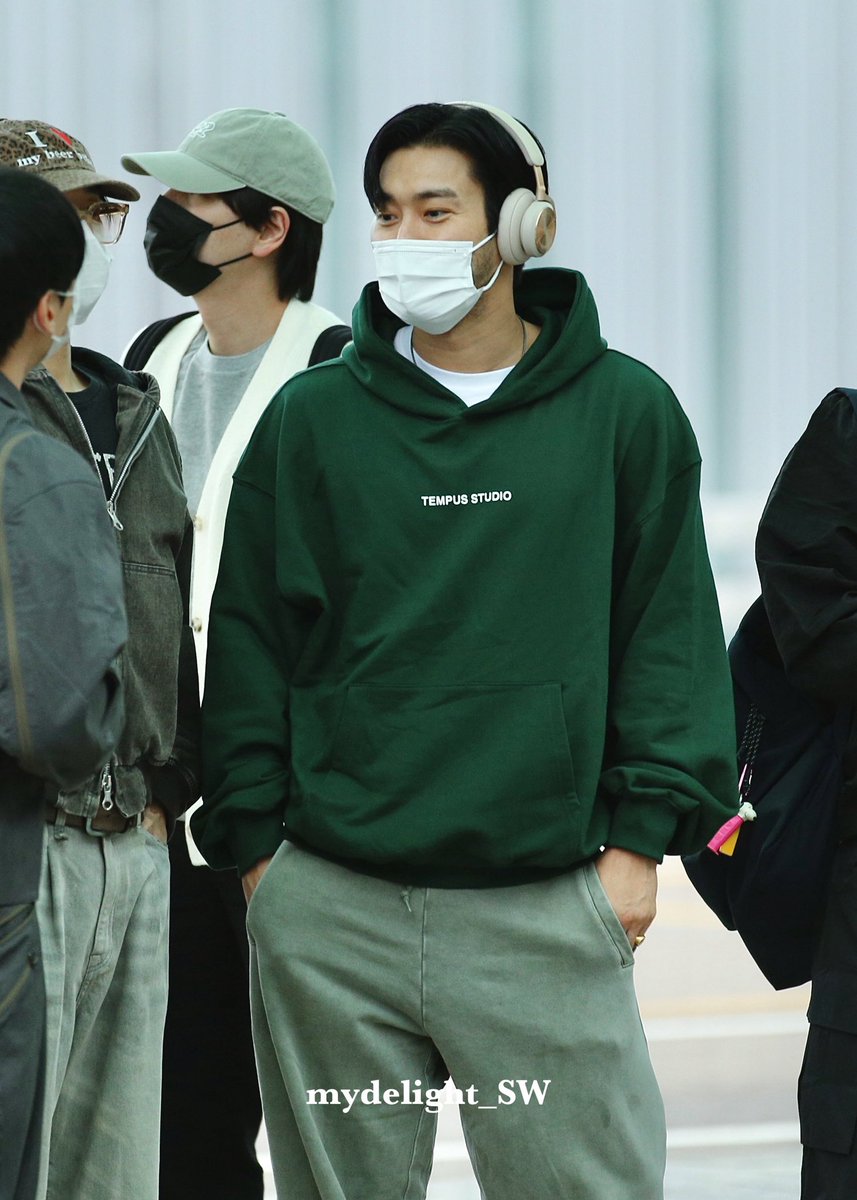MyDelight_SW's tweet photo. 251003 인천공항

오늘의 패션 카키💚 (친구 옷을 곁들인) 

#시원 #최시원 #SIWON #崔始源 #シウォン 
#슈퍼주니어 #SUPERJUNIOR @siwonchoi https://t.co/hS6jM8Fmgv