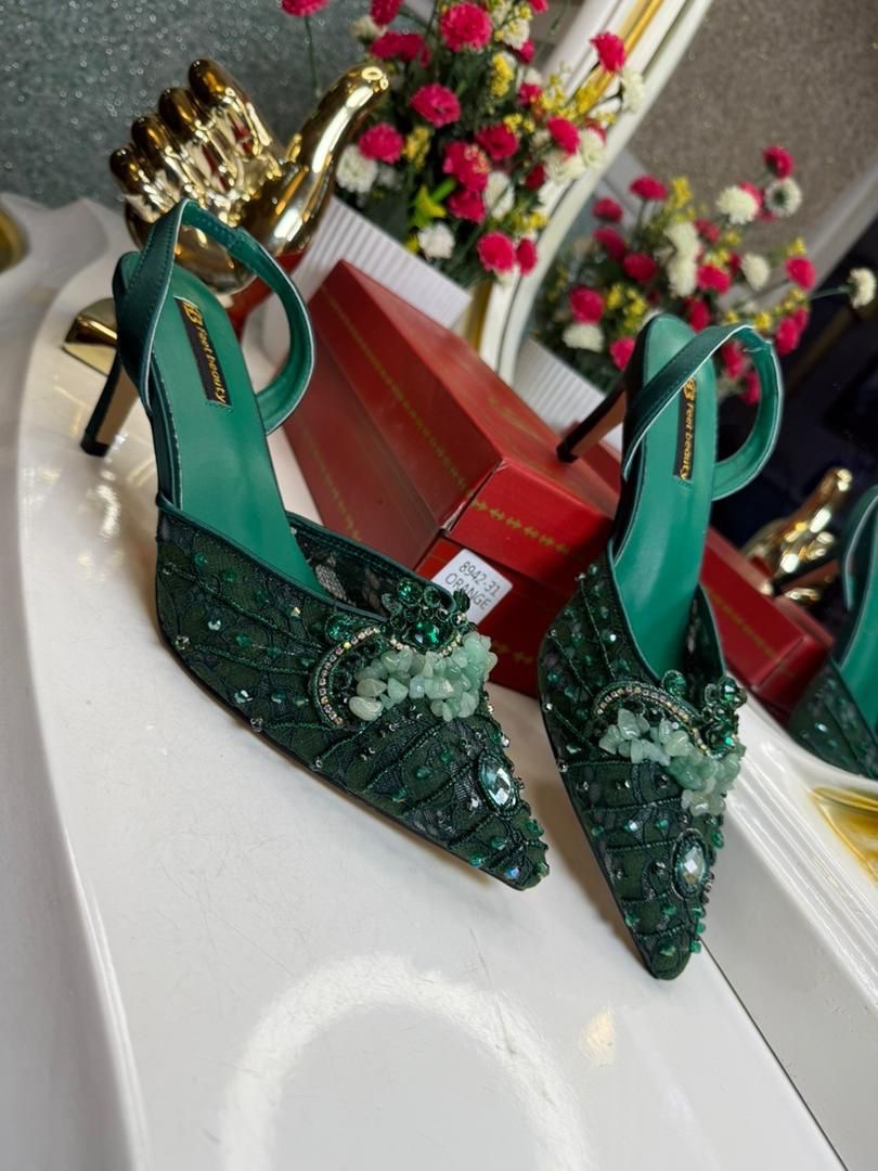 toppyshow's tweet image. Native pride. Modern design. Leather that completes your cultural look.
Sizes: 37-46
Price: ₦40,000
Location: Lagos 
Dm to order now &amp;amp; kindly retweet
#widefit