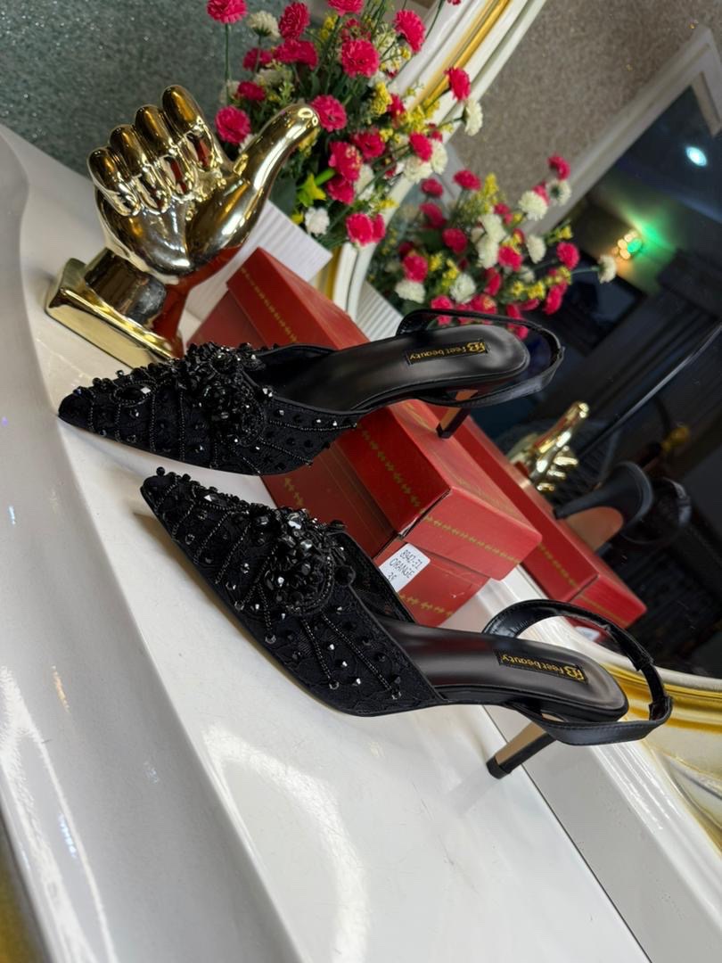 toppyshow's tweet image. Native pride. Modern design. Leather that completes your cultural look.
Sizes: 37-46
Price: ₦40,000
Location: Lagos 
Dm to order now &amp;amp; kindly retweet
#widefit