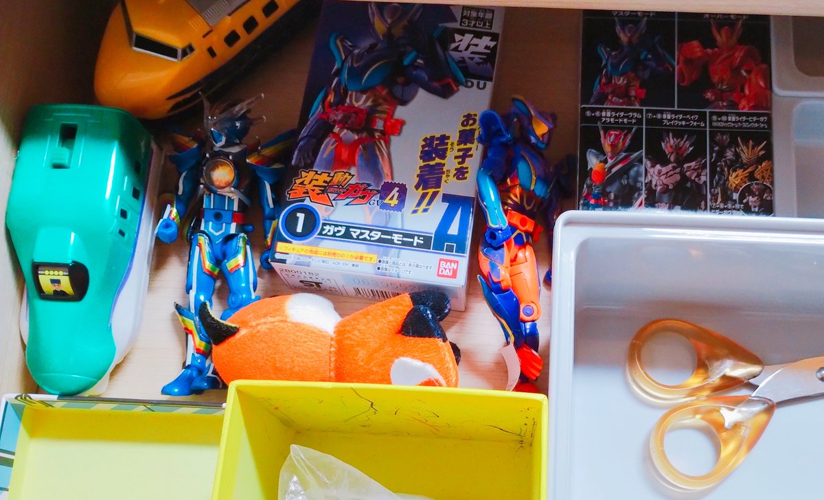 ns_br's tweet photo. 年長5歳児の届きたての学習机の引き出し、好きなおもちゃを詰めてやりたい放題だけどほんのりとおかたづけの才能を感じる…整理収納、うまいんとちゃうか…？ https://t.co/PWdzBJWe6m