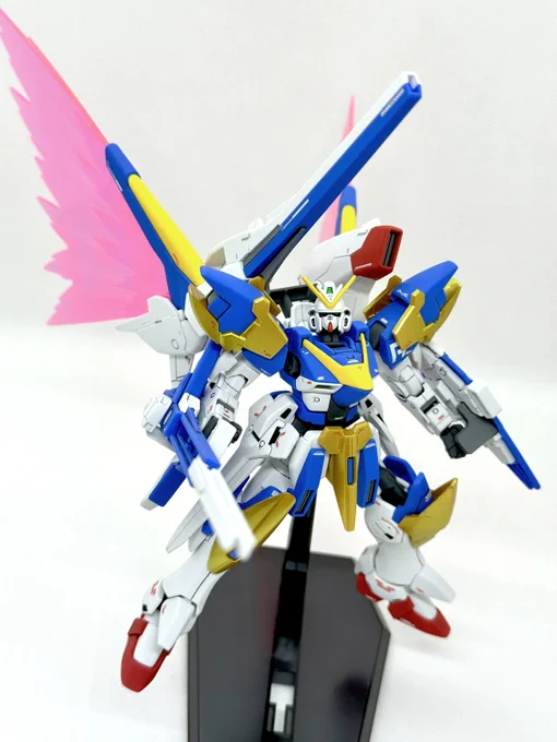 HGのV2アサルトバスターガンダム。 これまで何度か作ってますが今の技術でリベンジ。合わせ目消して塗装してデカール貼りまで。アサルト装甲は最近出たばかりのガンダムマーカーパールゴールドを使っています。