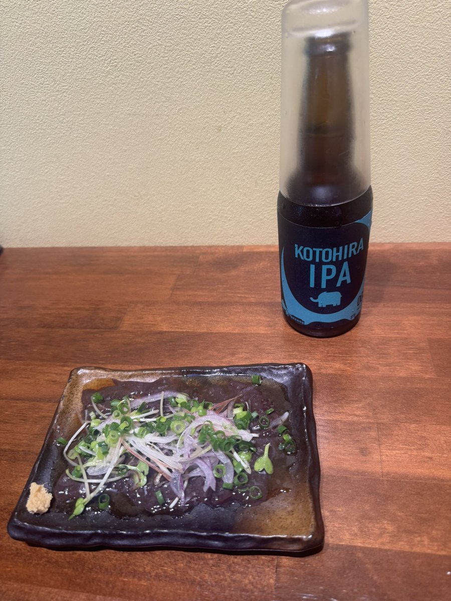 馬のレバ刺し初めて食べたけど、めっちゃ美味しい😋