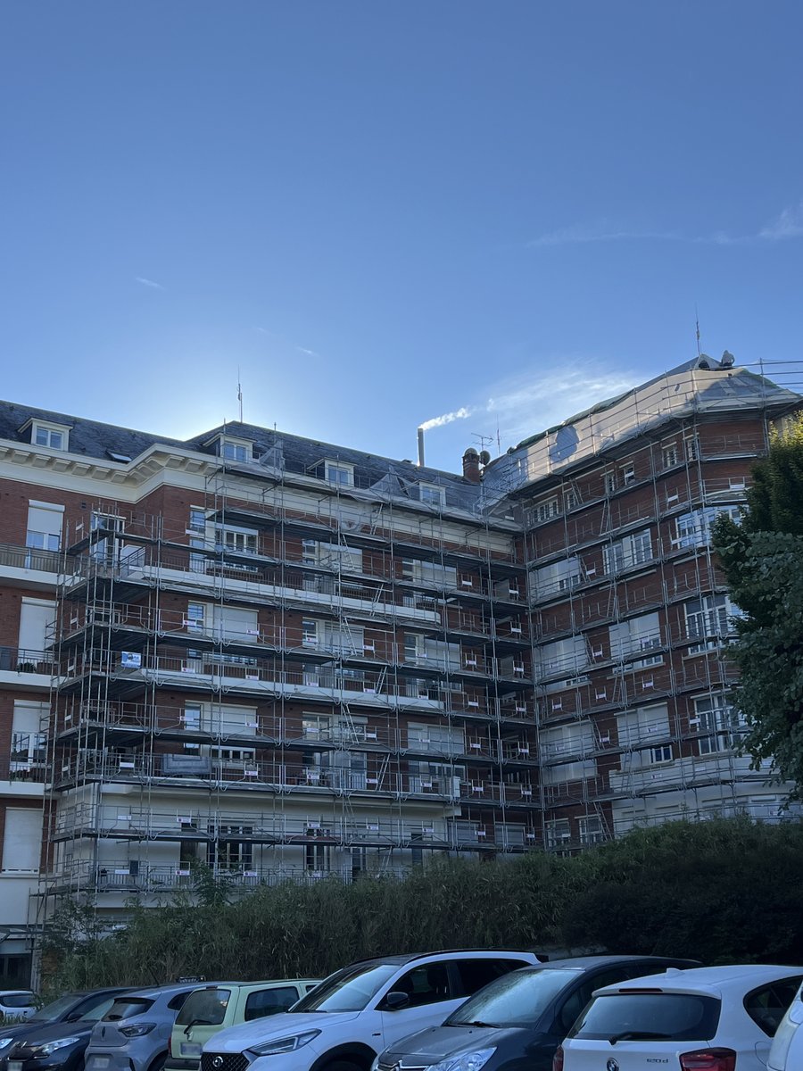 . <a href="/ValDeBerry/">Val de Berry</a> pilote la réfection des toitures et des façades à l’Hôtel Dieu (<a href="/VilleDeBourges/">Ville de Bourges - Officiel</a>).

Ce projet progresse et nous rapproche un peu plus chaque jour de l’objectif final.

Le nettoyage et la peinture des façades sont en cours de réalisation afin de clôturer ces #travaux.