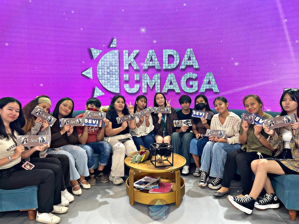 STARuniBURST's tweet photo. Starbursts, #SYNC_PEN & #SYNC_JAI are also here to support #SYNC_SEVI ๐ค๐ซถ
Congratulations on your first successful solo guesting at Kada Umaga, @thesyncph SEVI! โจ
#SYNCph #thesyncph #starburst #NET25 #KadaSquad #KadaUmaga #Alipin #KhelPangilinan #Shamrock #MostRequestedSong https://t.co/mdJSWM0lmN