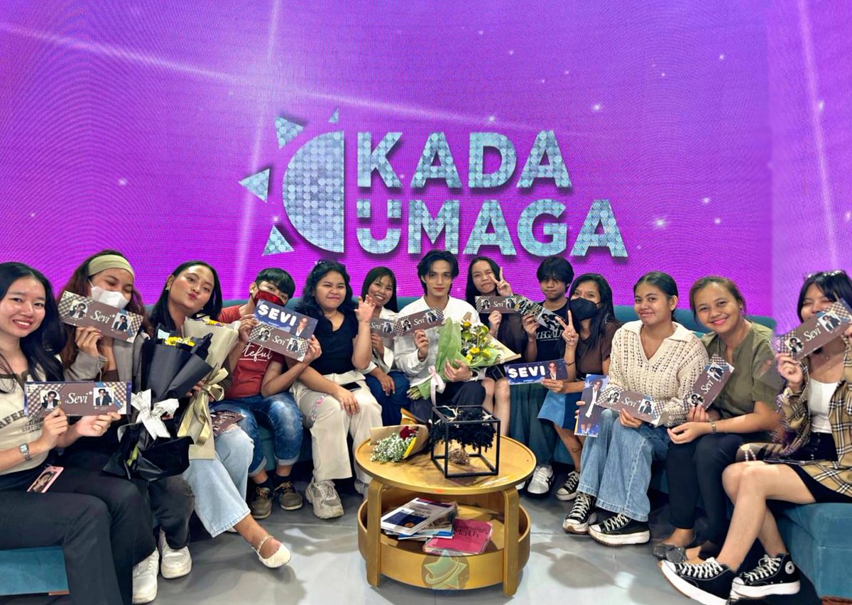 STARuniBURST's tweet photo. Starbursts, #SYNC_PEN & #SYNC_JAI are also here to support #SYNC_SEVI ๐ค๐ซถ
Congratulations on your first successful solo guesting at Kada Umaga, @thesyncph SEVI! โจ
#SYNCph #thesyncph #starburst #NET25 #KadaSquad #KadaUmaga #Alipin #KhelPangilinan #Shamrock #MostRequestedSong https://t.co/mdJSWM0lmN