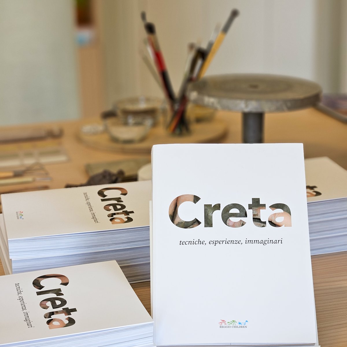 BBMPChildcare's tweet image. Binnenkort verschijnt 𝑯𝒆𝒕 𝑲𝒍𝒆𝒊 𝑯𝒂𝒏𝒅𝒃𝒐𝒆𝒌 in het Nederlands, met inspirerende voorbeelden uit de scholen van Reggio Emilia.

Wil je deze pedagogiek ook in de praktijk ervaren? Ga in oktober 2025 mee ...
rfr.bz/t227a17

#kinderopvang #onderwijs #ikc