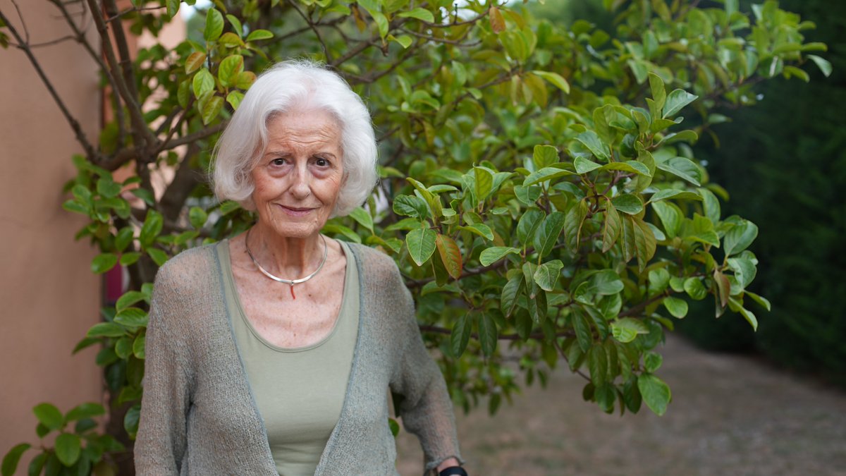 Lamentem la mort d'Anna Maria Saludes i Amat (Baiona, 1939 - Santa Cristina d'Aro, 2025). Traductora i docent, va viure 40 anys a Itàlia. Va ser especialista en Mercè Rodoreda i la va traduir a l'italià.

Va ser sòcia d'honor de l'AELC.

Més detalls: lletresimemoria.org/autors/4839