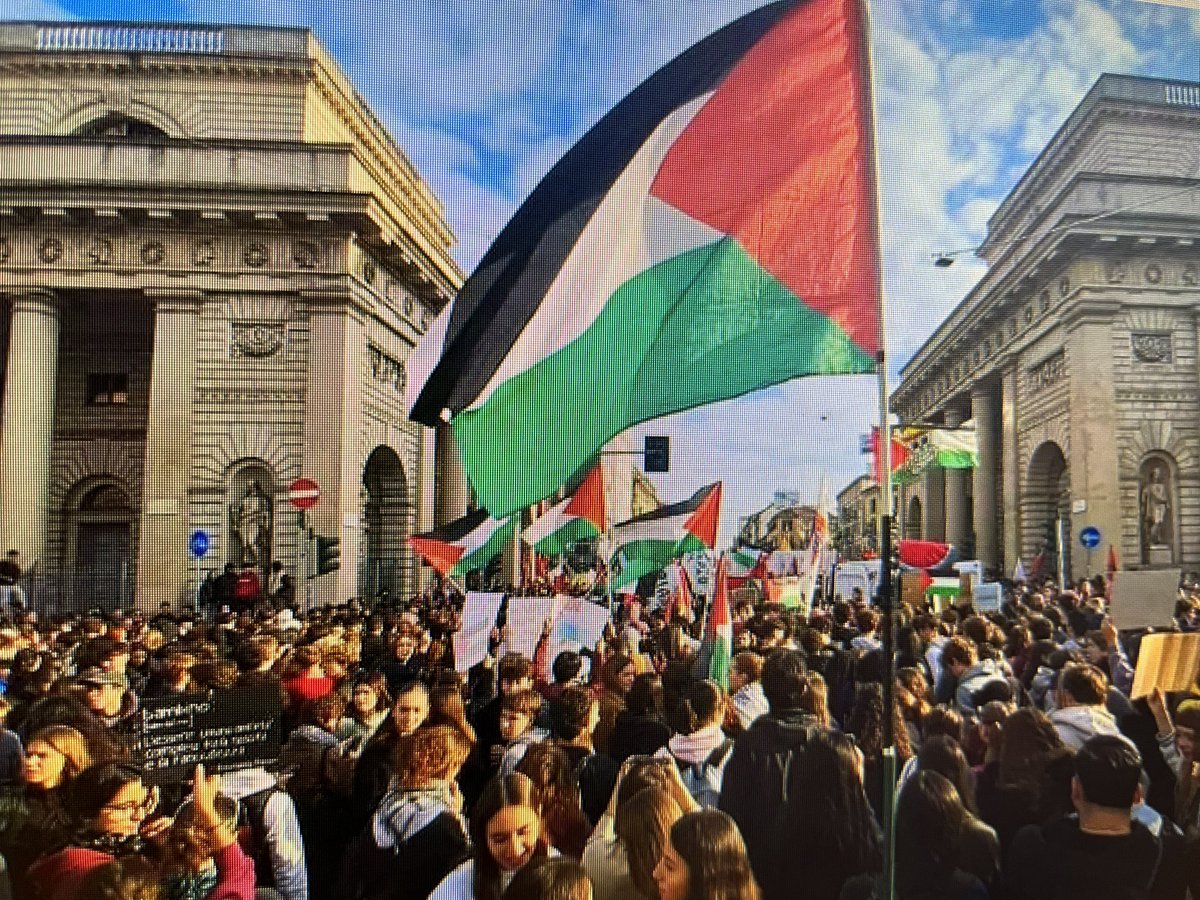 BREAKINGSWEEP's tweet image. Grote staking en demonstraties op wel 100 locaties in Italië tegen beleid regering t.a.v. Gaza en als steun aan de vloot die Gaza probeert te bereiken