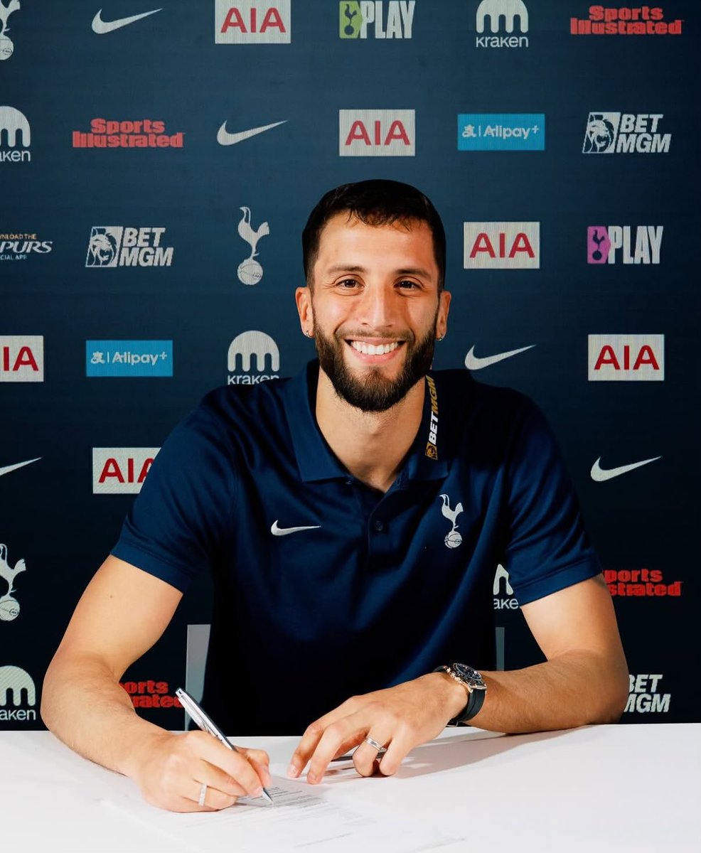 ActuFoot_'s tweet photo. 🚨 OFFICIEL ! 𝗥𝗢𝗗𝗥𝗜𝗚𝗢 𝗕𝗘𝗡𝗧𝗔𝗡𝗖𝗨𝗥 🇺🇾 𝗣𝗥𝗢𝗟𝗢𝗡𝗚𝗘 𝗔𝗩𝗘𝗖 𝗧𝗢𝗧𝗧𝗘𝗡𝗛𝗔𝗠 ! 🤍

Le milieu de terrain a signé un nouveau contrat à longue durée avec les Spurs. ✍️

📸 @SpursOfficial https://t.co/dbxucLjIrG