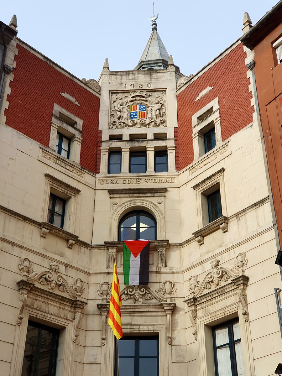 La bandera de Palestina ja llueix a la façana de l’<a href="/AjuntamentBerga/">Ajuntament de Berga</a>. Visca Palestina lliure! 🇵🇸
#AturemElGenocidi