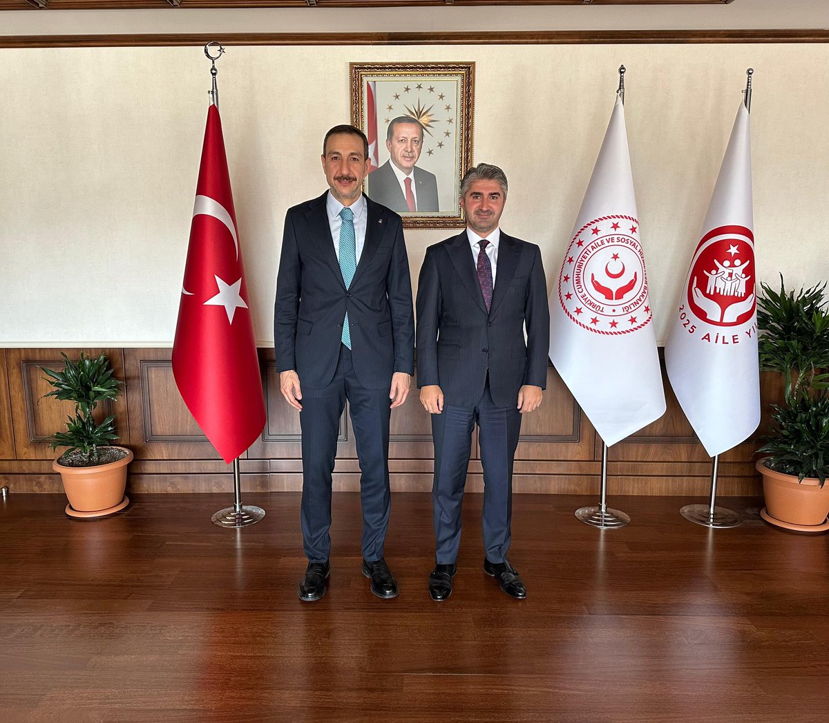 Aile ve Sosyal Hizmetler Bakan Yardımcımız Sayın Zafer Tarıkdaroğlu’nu ziyaret ettim.
Kilis’imizde yürütülen sosyal hizmetler ve destek projeleri üzerine verimli bir istişare gerçekleştirildi.
Kilis’imize verdikleri değerli destekleri için Sayın Bakan Yardımcımıza teşekkür