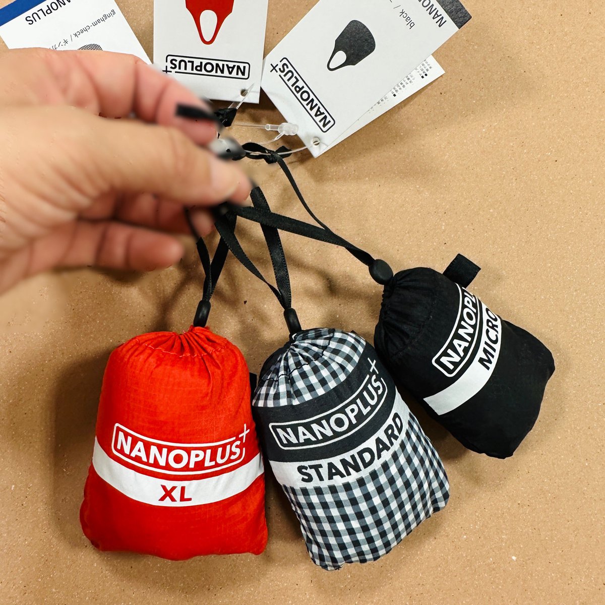 LOFT_OOMIYA's tweet photo. 軽量!丈夫!コンパクトなエコバッグ🛍️
#NANOPLUS が入荷しました
手のひらにすっぽり収まるサイズ感ながらも、容量はしっかり✨
薄手なのできちんと畳まなくても袋に収納できます⭕️収納袋は紐でくっついているので、無くす心配もありません🥹助かります…! https://t.co/l6sc7ELAv2