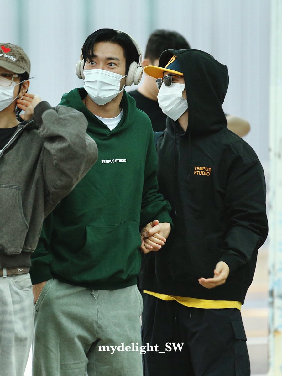 MyDelight_SW's tweet photo. 251003 인천공항

오랜만에 만난 슈주‘s 북적북적❤️‍🔥

#시원 #최시원 #SIWON #崔始源 #シウォン 
#슈퍼주니어 #SUPERJUNIOR @siwonchoi https://t.co/fx8Te24Ilj