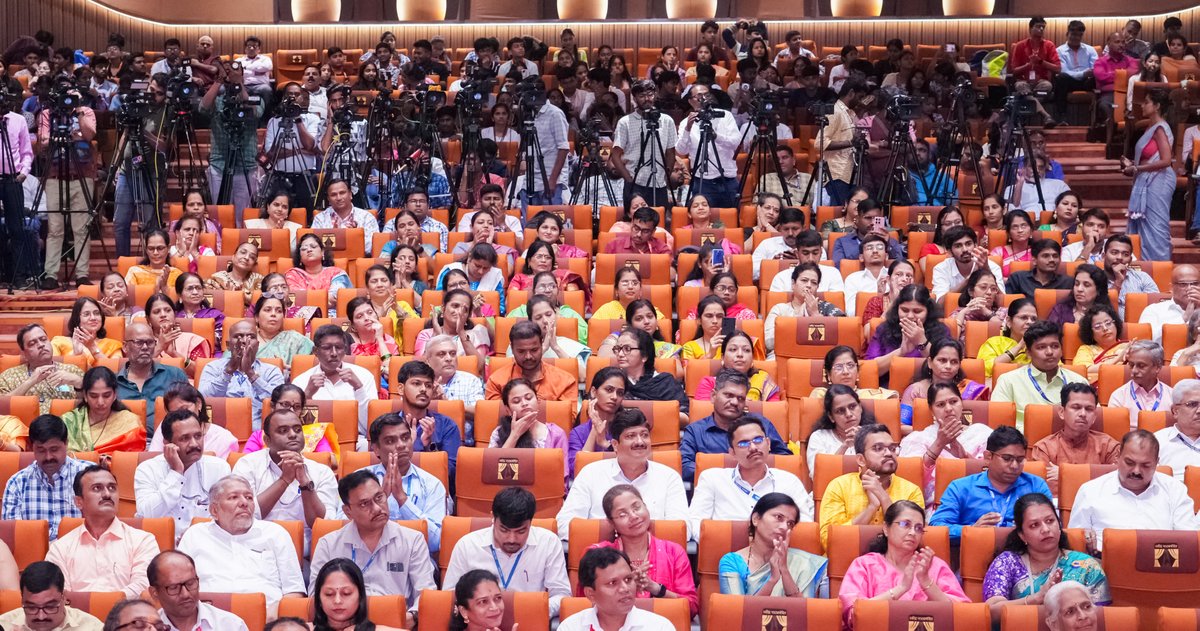 माझा मराठाचि बोलू कौतुकें।
परि अमृतातेंहि पैजासी जिंके।
ऐसी अक्षरे रसिके। मेळवीन।।

🚩मुख्यमंत्री देवेंद्र फडणवीस यांच्या हस्ते 'अभिजात मराठी भाषा सन्मान दिवस निमित्त' अभिजात मराठी भाषा सप्ताह 2025चे उदघाटन. 

यावेळी विधानसभा अध्यक्ष ॲड. राहुल नार्वेकर, विधान परिषद उपसभापती डॉ.