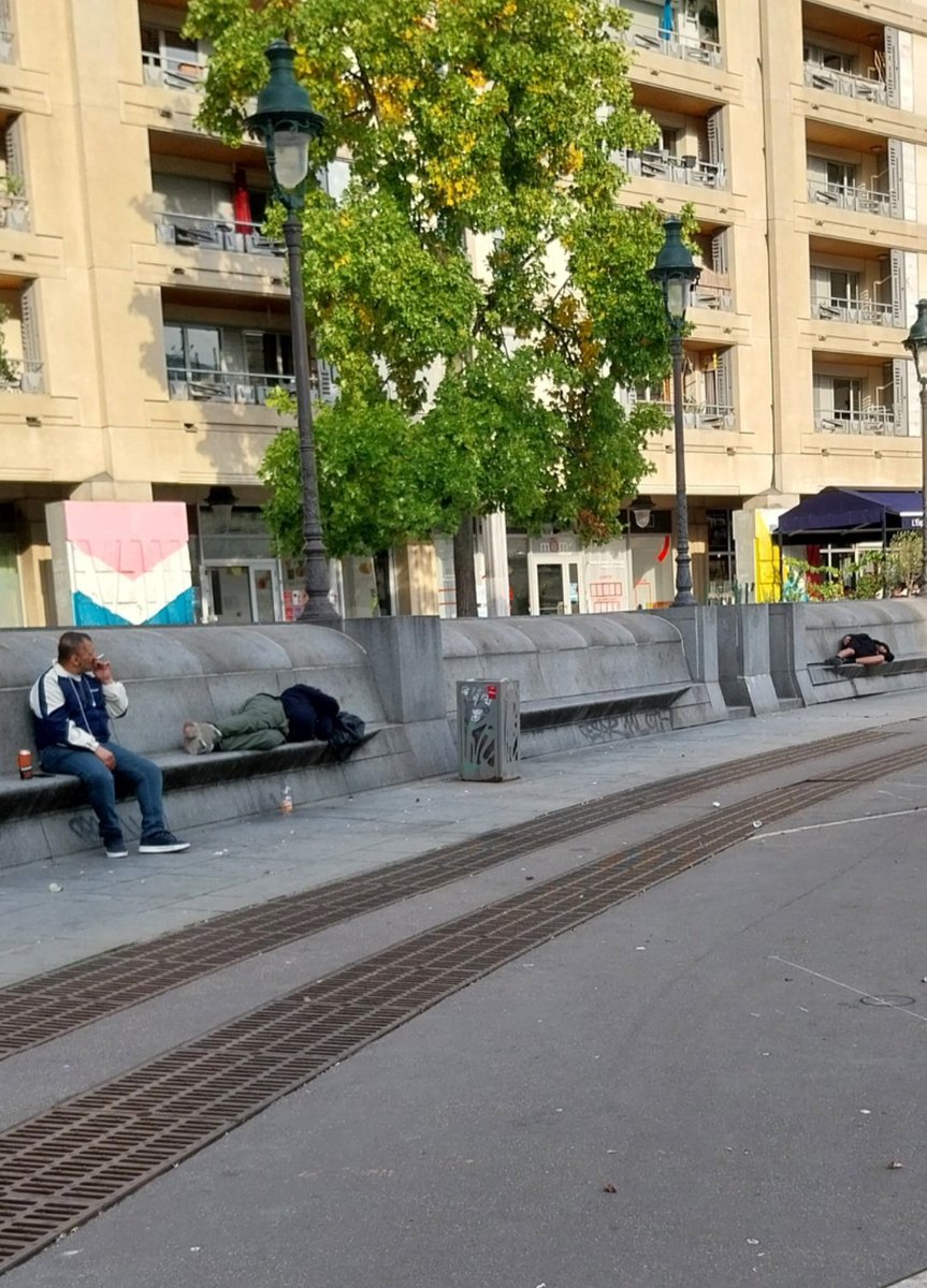 La <a href="/Mairie12Paris/">Mairie du 12e</a> peut repeindre toute la place Henri-Frenay, cela ne suffira pas à masquer la réalité de la misère.