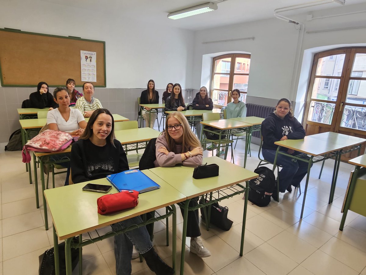 🏫 Seguimos en contacto con los futuros profesionales.
🔬 Alumnos de segundo curso de Técnico Superior en Laboratorio Clínico y Biomédico del 𝐈𝐄𝐒 𝐄𝐧𝐫𝐢𝐪𝐮𝐞 𝐅𝐥𝐨𝐫𝐞𝐳 de Burgos.
<a href="/iesEFlorez/">IES ENRIQUE FLÓREZ</a>
#aeteltuasociacion
#TSS
 #laboratorioclinico
#anatomiapatologica