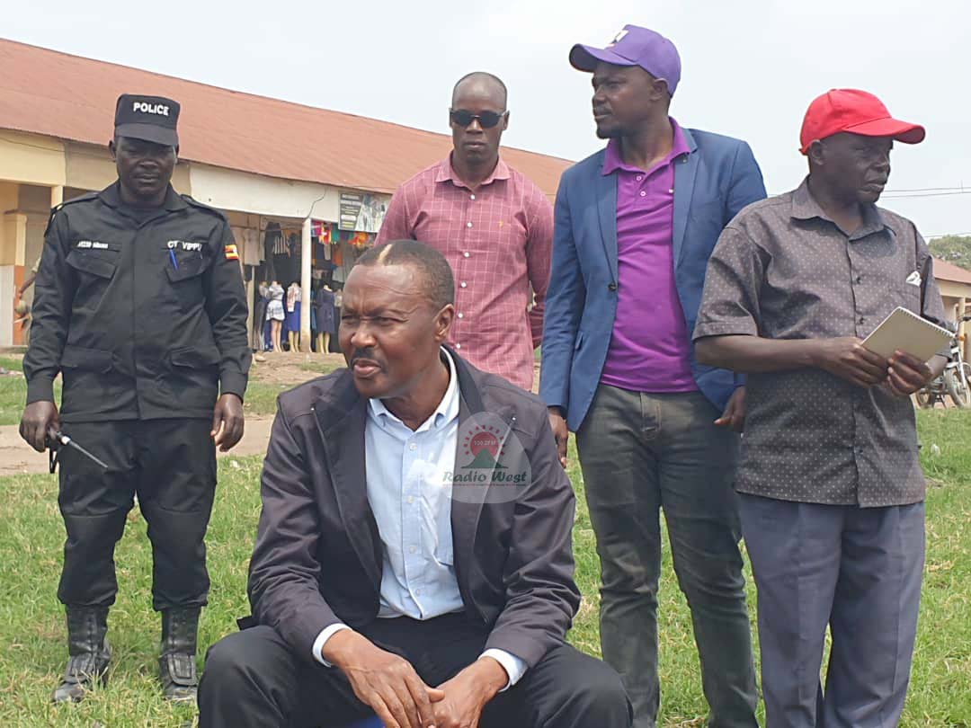radiowestug's tweet photo. Okwatsire ebendera ahabwa Purezidenti bw'eihanga aha kakongi aka ANT, Rtd. Maj Gen.@mugishamuntu ari omu disiturikiti ya Rubirizi kwongyera kusherura obushagiki omu kwetegurira akaruuru ka boona aka 2026.

#WestUpdates 
#UgandaDecides2026
#VoteMugishaMuntu

📷: Onesmus Ndyanabo https://t.co/j4iboD15DU