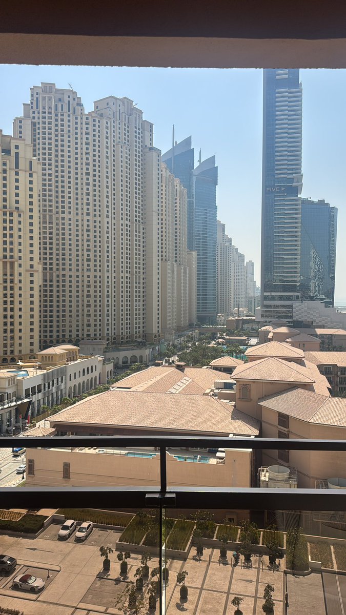 Good afternoon from dubia 🥵