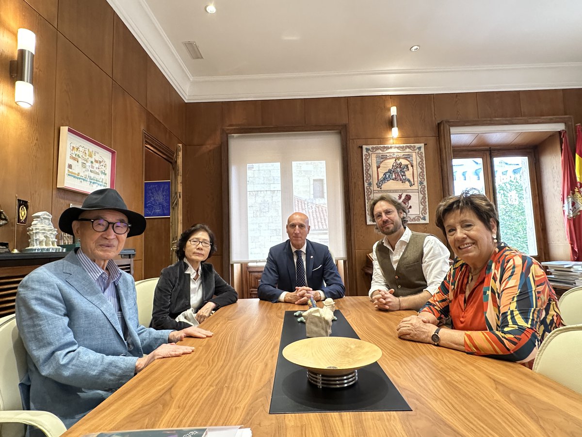 ✒️ El poeta surcoreano Ko Un recibirá el Premio Leteo este sábado en el marco del Festival Palabra, un galardón que premia su trayectoria literaria y por el que José Antonio Diez <a href="/JADIEZLEON/">JADiez / ❤️ 🦁</a>, le ha felicitado.

Ko Un es un referente internacional y ha sido candidato al Nobel.