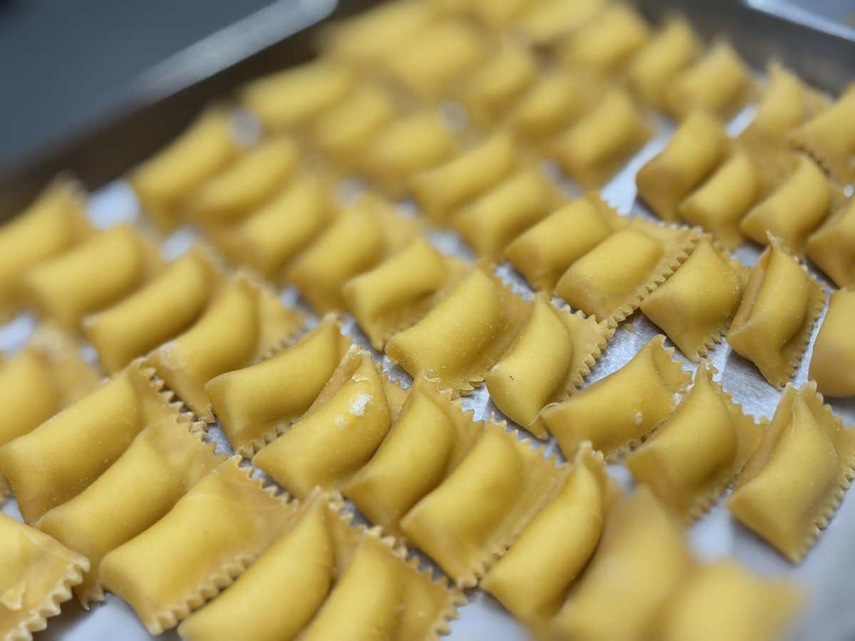yukihide_lion's tweet photo. ・長野県フルプロ農園 ＠torachiyoooo の小布施栗
・CHEESE STAND @CHEESE_STAND のリコッタ
にアマレッティや自家製モスタルダ、山羊チーズ、マスカルポーネetc

を詰めたトルテッリ。

プリティでフルーティーでファンタスティック

#apeる https://t.co/yDInvUisJU