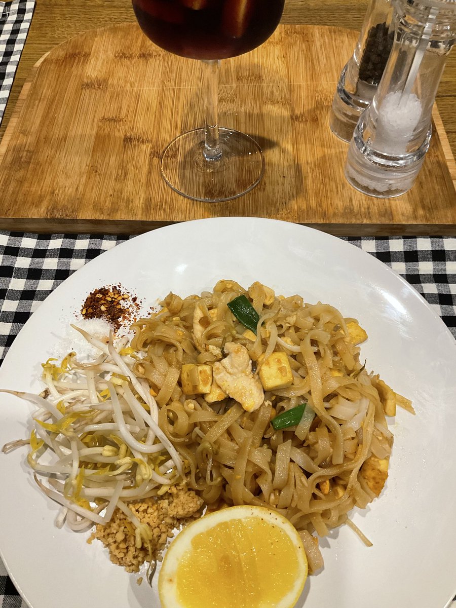 Chan3Judy's tweet image. I made up a cocktail this afternoon. G&amp;amp;T and a splash of strawberry syrup. With ice and fresh strawberries. I call it ‘End of week report.” I also whipped up rustic Padthai #lazyafternoon #unwind #selfcare #nurselife #SA