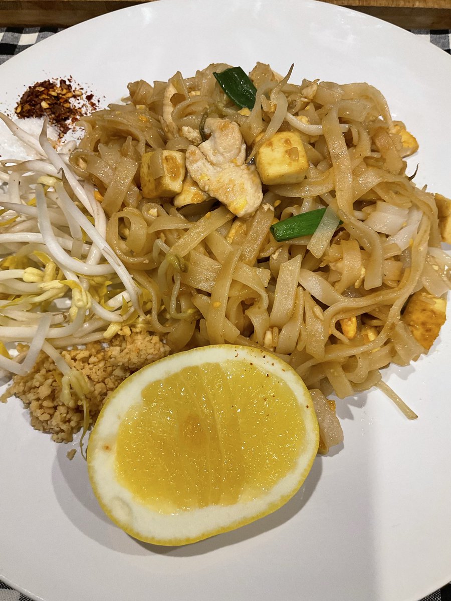 Chan3Judy's tweet image. I made up a cocktail this afternoon. G&amp;amp;T and a splash of strawberry syrup. With ice and fresh strawberries. I call it ‘End of week report.” I also whipped up rustic Padthai #lazyafternoon #unwind #selfcare #nurselife #SA