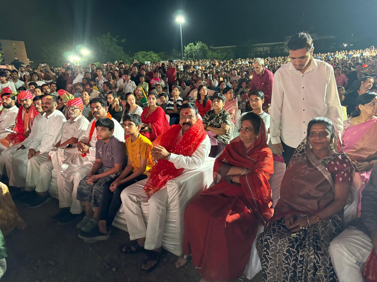 rajeevkdewas's tweet photo. विगत रात्रि “विजय दशमी के शुभ अवसर पर देवास के संस्था "जन चेतना" द्वारा आयोजित रावण दहन कार्यक्रम में सम्मिलित होकर सभी को हार्दिक शुभकामनाएँ प्रेषित कीं। 

रावण दहन केवल एक परंपरा नहीं, बल्कि भीतर के अहंकार, क्रोध और नकारात्मक विचारों को समाप्त कर सत्य, धर्म और सद्भावना को जीवन https://t.co/U5QNQROWkd