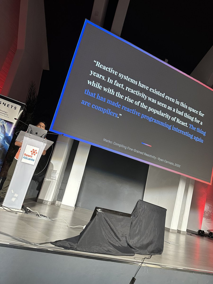 danieljcafonso's tweet image. First @RyanCarniato reference at @ReactAlicante 😎