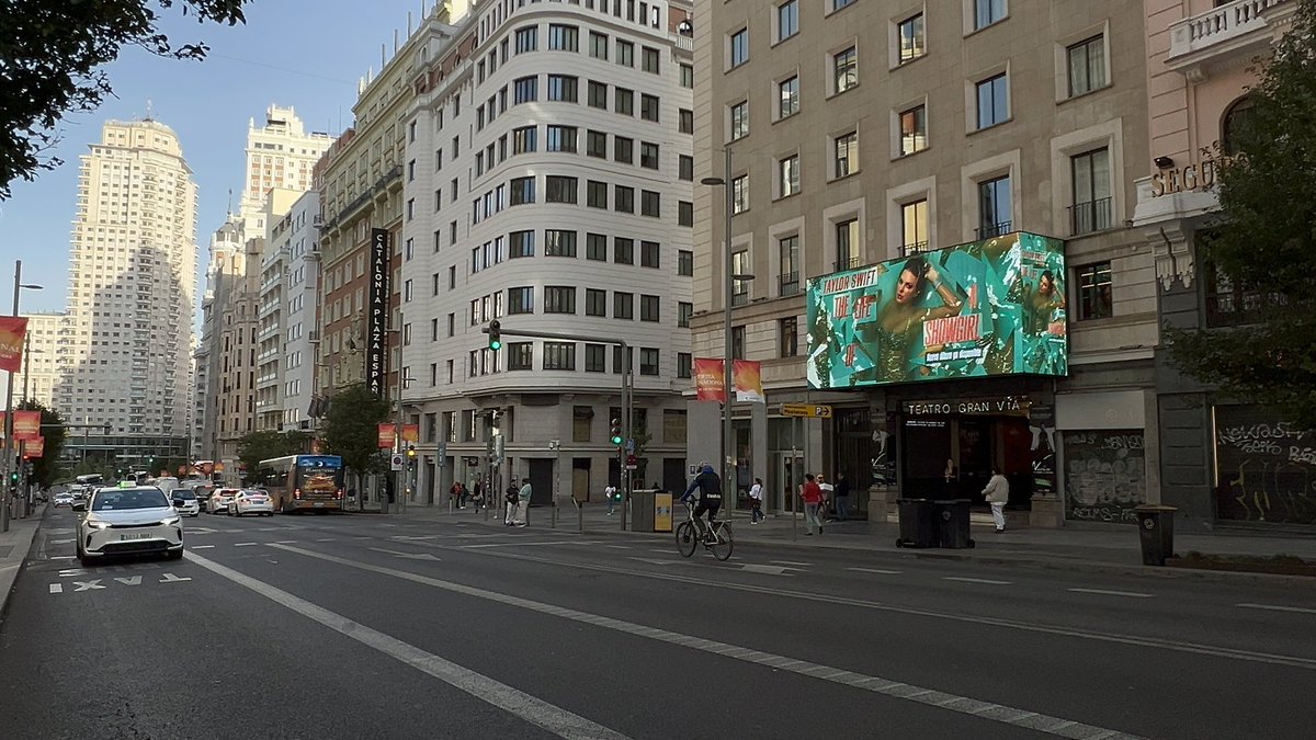 taylorswiftes_'s tweet photo. 🇪🇸 MADRID, qué bonita estás hoy.
#TSTheLifeOfaShowgirl 

📍Cine Capitol
📍Teatro edp Gran Vía https://t.co/xqkSssrDKw
