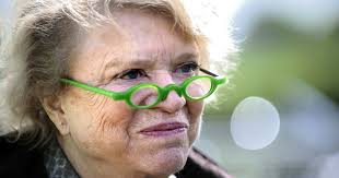 FrDesouche's tweet photo. Les lunettes excentriques qu’arbore la gauche ne relèvent pas d’un simple caprice vestimentaire : elles s’inscrivent dans la lignée des Sartre, Foucault, Deleuze ou Derrida, qui avaient transformé cet accessoire en outil de communication et en signe distinctif. Devenues l’uniforme d’un anticonformisme de façade, elles permettent de se donner l’allure du marginal subversif face au “bourgeois gris”, tout en garantissant une visibilité immédiate. Ce code, né dans les cercles intellectuels et culturels, a fini par se diffuser vers les couches inférieures de la gauche militante (syndicalistes, activistes, profsn cadres associatifs...) où il sert désormais de badge d’appartenance et de reconnaissance.

Avant les lunettes voyantes, c’était la barbichette qui jouait ce rôle de signe distinctif dans les milieux de gauche intellectuels et militants. Dans les années 1900-1930 déjà, puis surtout après-guerre, la barbichette servait à marquer une posture “pensante”, un détachement vis-à-vis du bourgeois rasé de près et du notable classique.