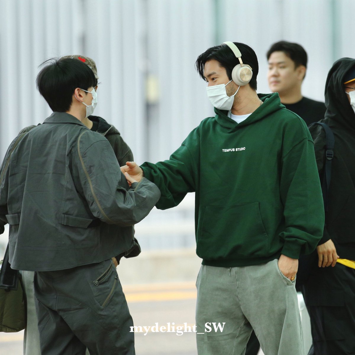 MyDelight_SW's tweet photo. 251003 인천공항

친구 옷이 한참 궁금할 때지💭ㅋㅋㅋ

#시원 #최시원 #SIWON #崔始源 #シウォン 
#슈퍼주니어 #SUPERJUNIOR @siwonchoi https://t.co/Gknvyad8z4