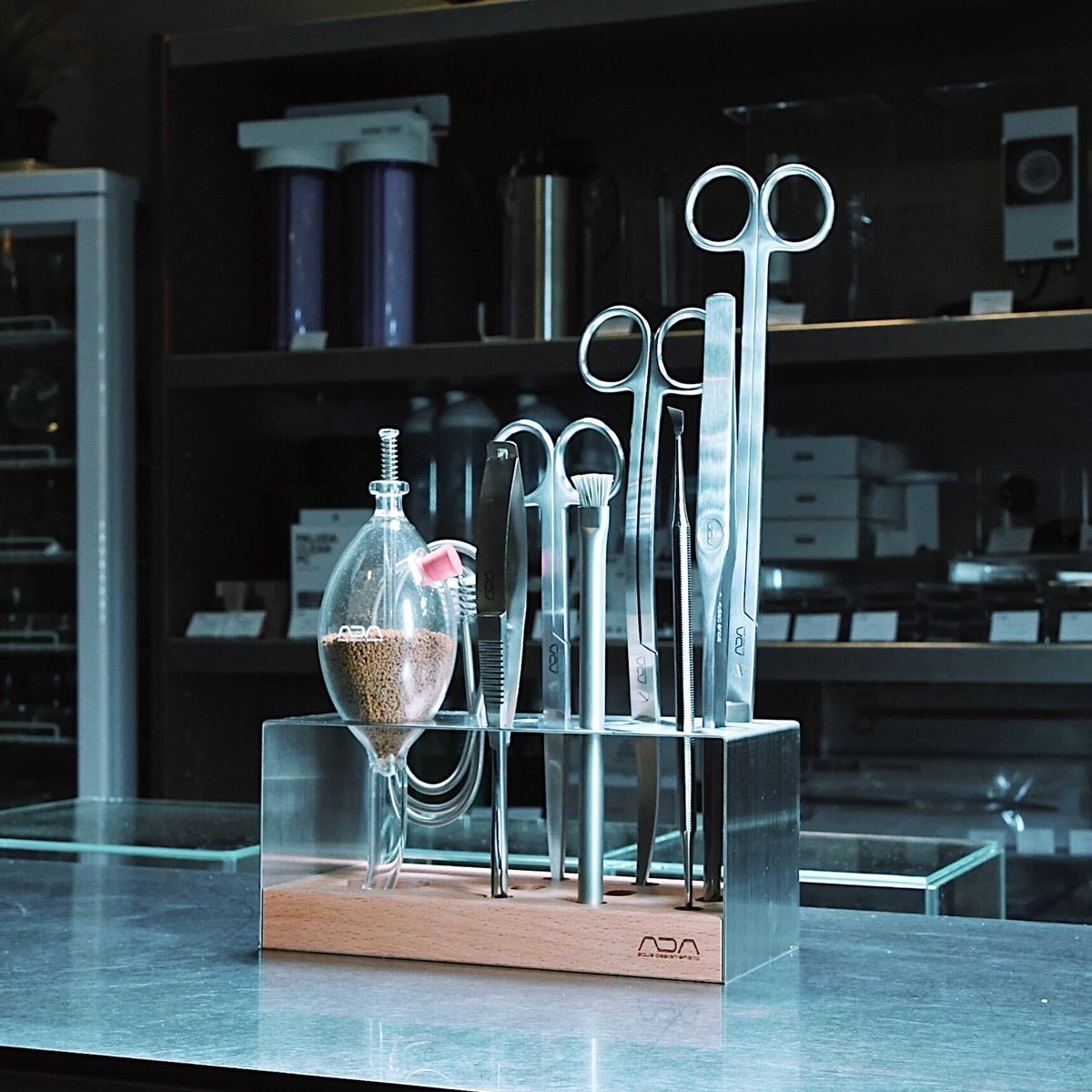 ada_lab_umeda's tweet image. ADA NATURE AQUARIUM PRODUCTS
: METAL WOOD TOOL STAND

良質な天然木とステンレスを組み合わせ、機能性と耐久性を備えたツールスタンドです。木部はハサミやピンセットの先端をやさしく保護します。スプリングウォッシャーも収納可能で、水槽周りを美しく整えます。

#adalab #adalabumeda #ada