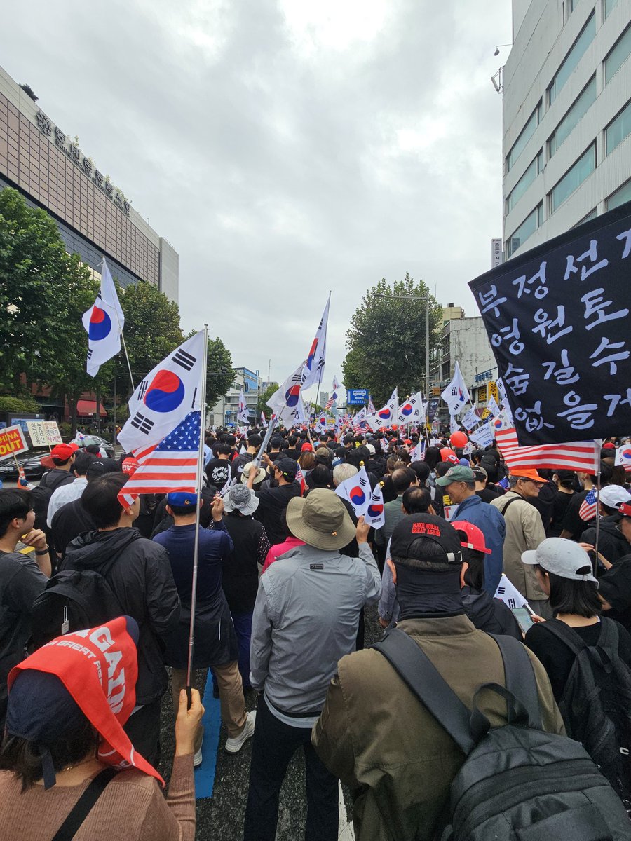 myulgongbong1's tweet photo. 남대문 사람 노무 많노
움직일 수가 없노 이기

이재명 내려와라 https://t.co/476AGlfxOI