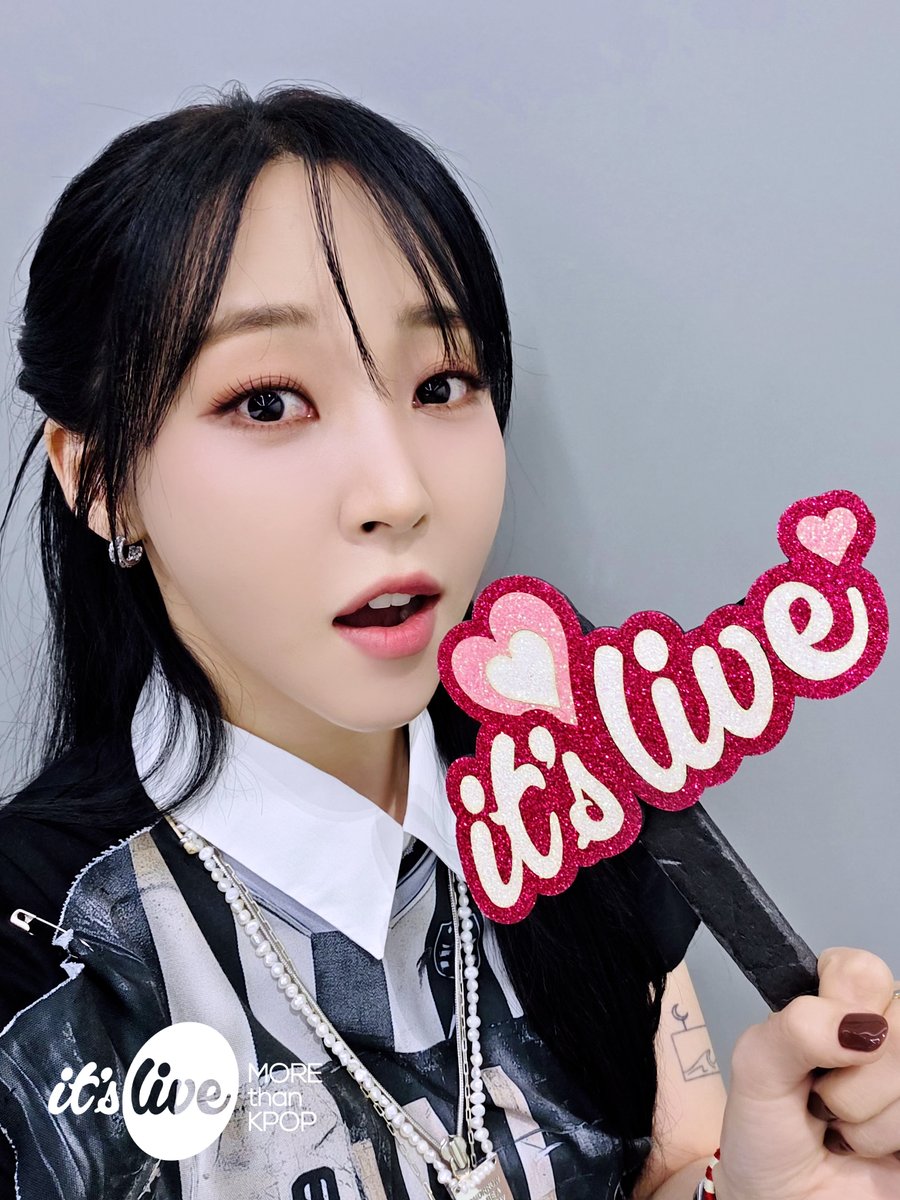 itsLIVEofficial's tweet photo. #문별 의 #잇츠라이브 가 잠시 후 8시에 시작됩니다!📸
유튜브 it's Live 채널에서 최초공개로 만나보세요!
‘#더필린라이브’ 보면서 실시간 채팅 같이 달려요✨

#MoonByul - the Fillin' Live
Premieres on Youtube 'it's Live' Channel at 8PM KST TODAY! https://t.co/QZ5Hi6CpcB